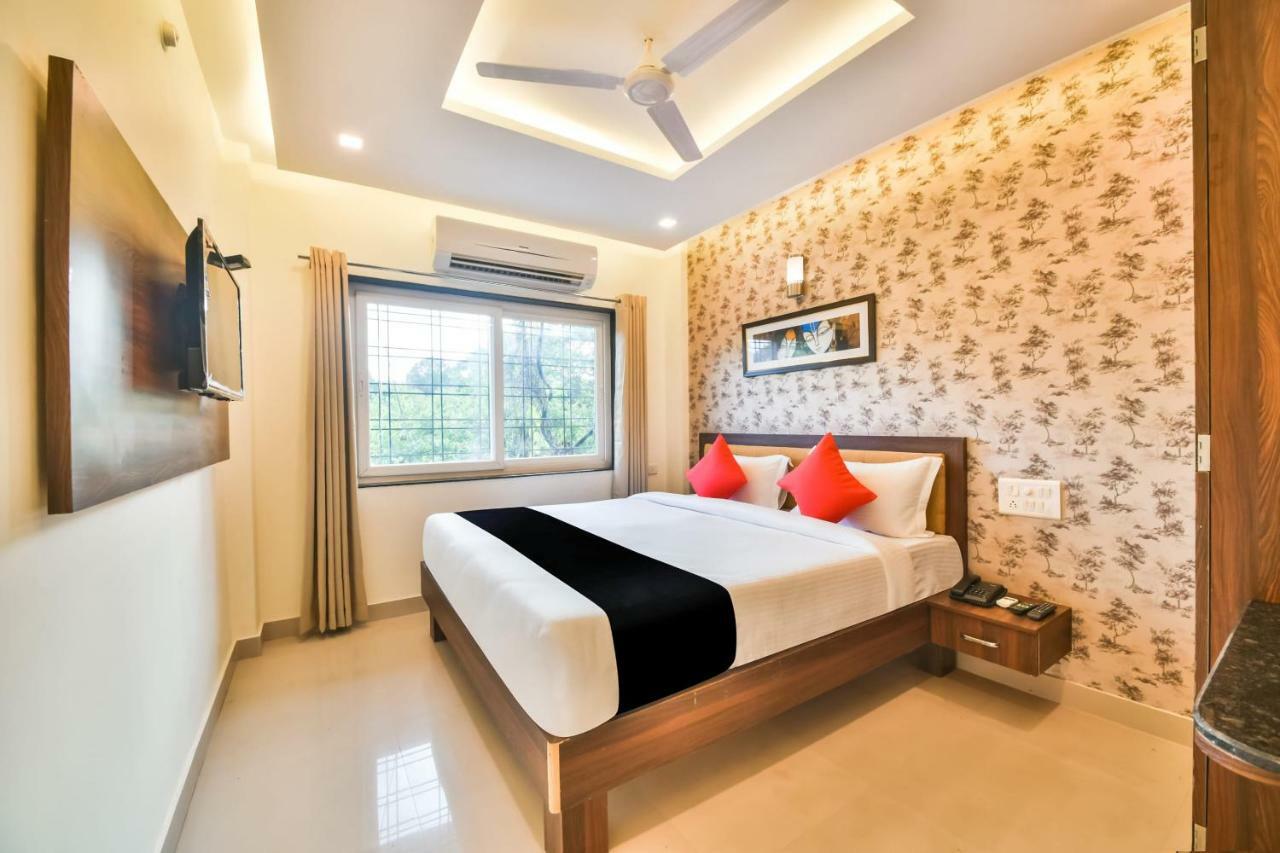 Golden Feather Hotel Udaipur Exterior photo